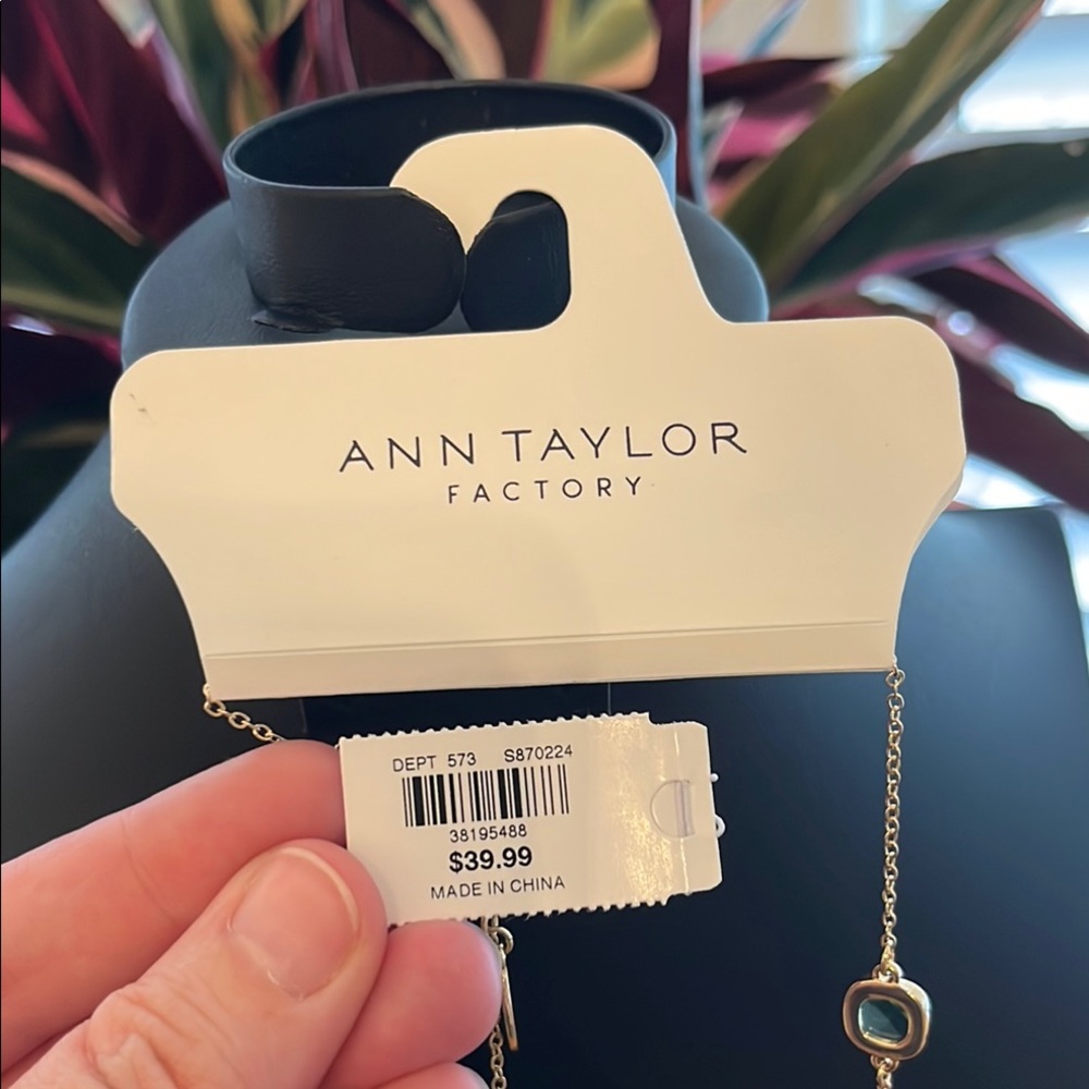 🚨SOLD
ELSEWHERE🚨Ann Taylor Green and Gold Necklace with Elegant Design - Picture 5 of 7